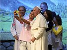 Pape Frantiek si s mladými vícími udlal selfie (16. 8. 2014).