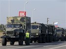Ruský ozbrojený konvoj poblí� ruského m�sta Kamensk-�achtinsky (16. 8. 2014).
