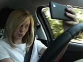 Vnujte pozornost dn na silnici, ne vaemu smartphone