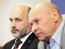 CO JIM B̎ HLAVOU. Trenr Miroslav Koubek (vpravo) a majitel plzeskho klubu