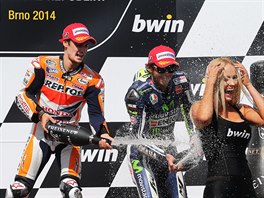 AMPASKÉ TRYSKÁ. Vítz MotoGP na VC Brna Dani Pedrosa (vlevo) slaví svj...