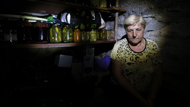 Obyvatelka Doněcku se skrývá ve sklepě před dělostřelbou (12. srpna 2014)