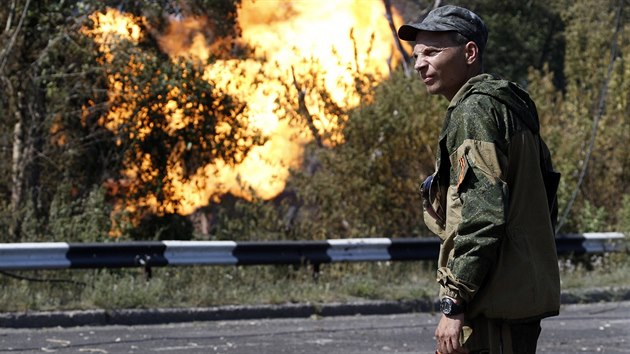 Prorusk separatista v Doncku sleduje plameny z plynovodu zasaenho dlostelbou (14. ervence 2014)