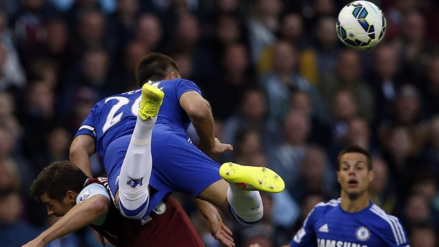 JOHN TERRY V AKCI. Obrnce Chelsea si vyskoil na zda Lukase Jutkiewicze z Burnley.