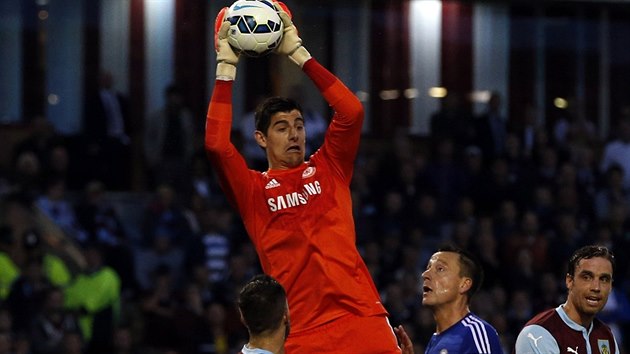 Brank Chelsea Thibaut Courtois s pehledem likviduje centr fotbalist Burnley.