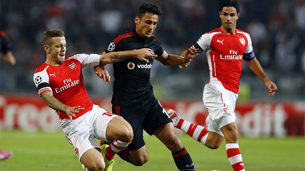 Mustafa Pektemek z Besiktase el ostrmu skluzu Jacka Wilsherea z Arsenalu.