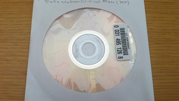 DVD s daty pro nevydanou hru Duke Nukem: Critical Mass.