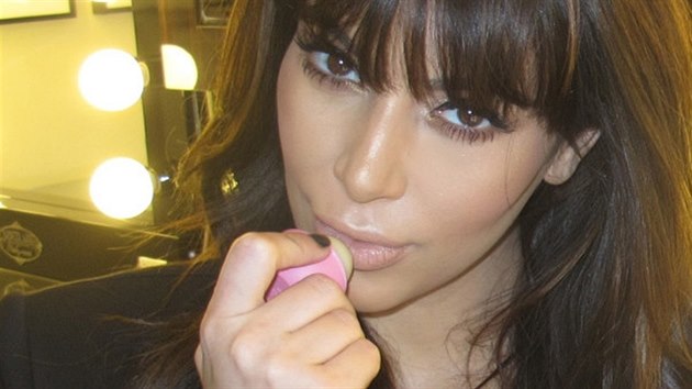 Kim Kardashianov s balzmem znaky eos. Za jeden podobn snmek na Twitteru dostane od kosmetick firmy a dvacet tisc dolar.