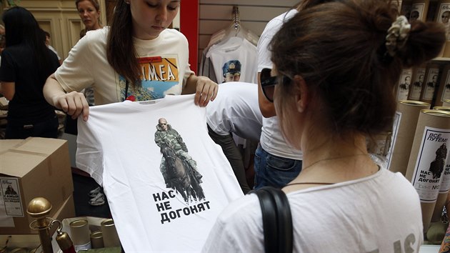 ena si prohl triko s obrazem Putina v obchodnm dom GUM (11. srpna 2014).