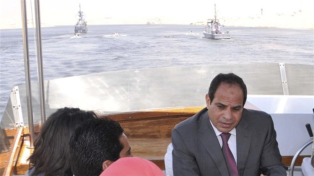 Prezident Ss na lodi v den, kdy pedstavil pln na rozen kapacity Suezskho prplavu (5. srpna 2014).