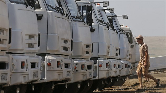 Zaparkovan rusk konvoj humanitrn pomoci pro Ukrajinu (14. srpna 2014).