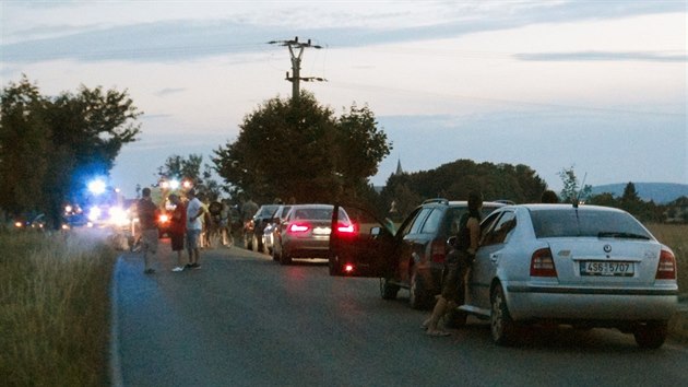 Motork u obce Zvole narazil pi pedjdn do protijedoucho vozu. S vnmi zrannmi byl letecky transportovn do nemocnice. (10.8.2014)