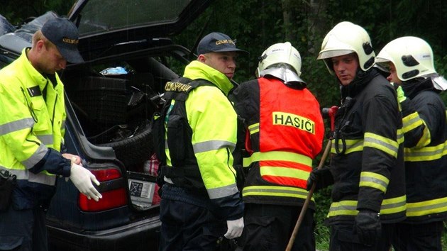 idi felicie u Beneova vjel do protismru, kde se stetl s protijedouc dodvkou. Policist v havarovanm voze nali tm sto krabiek neleglnch cigaret (11.8.2014)