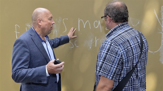 Starosta Prahy 1 Oldich Lomeck (vlevo) a f praskch pamtk Ji Skalick testuj funknost antigraffitovho ntru na zdi v ulici Ve Stnadlech