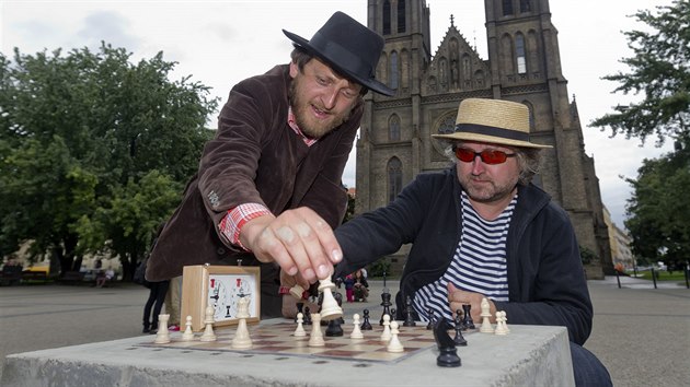 Kavárník Ondřej Kobza (vlevo) a režisér Jan Hřebejk si před kostelem sv. Ludmily v Praze 2 zahráli šachy