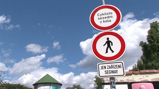Na pražské Kampě je zakázán průjezd cyklistům a vozítkům segway. Důvodem byly stížnosti chodců