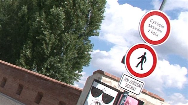 Na pražské Kampě je zakázán průjezd cyklistům a vozítkům segway. Důvodem byly časté stížnosti chodců