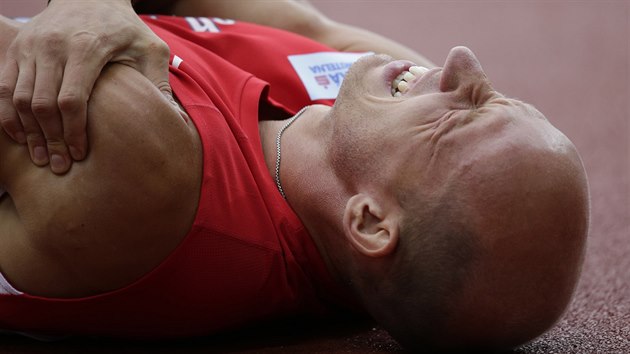 Překážkář Petr Svoboda se drží s bolestivou grimasou za rameno na mistrovství Evropy v roce 2014