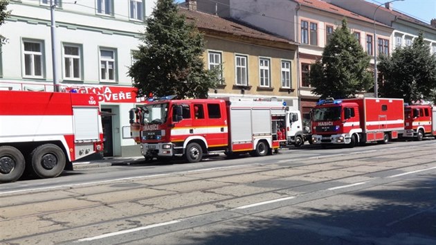 Por autodlny v Brn, na mst zasahovaly tyi jednotky hasi (9. srpna, 2014).