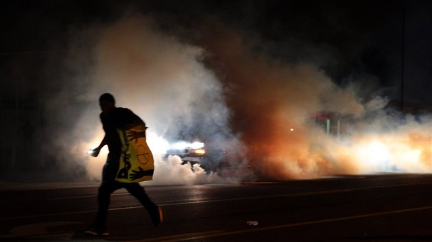 Protesty ve mst Ferguson pokraovaly i bhem veera a noci z nedle na pondl (18. srpna)