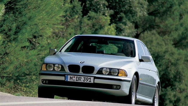 Ojeté BMW 5 stále umí nadchnout, ale něco to stojí - iDNES.cz