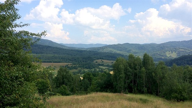 Cestou do Ruskho sedla se nasktaj ndhern vhledy do Bukovskch hor.