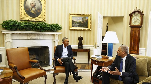 Americk prezident Barack Obama bhem pondlnch jednn s fem ministerstva spravedlnosti Ericem Holderem (18. srpna 2014)