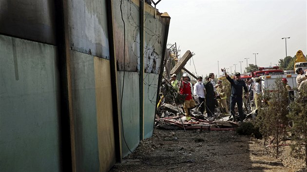Pslunci rnskch bezpenostnch sloek a zchrani zasahuj u havrie malho civilnho letadla, kter se ztilo v Tehernu (10. srpna 2014).
