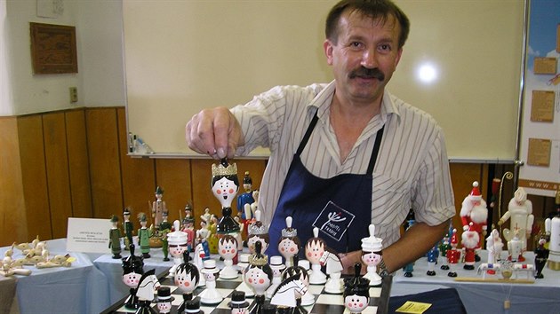 Zdeněk Bukáček je pokračovatelem stoleté tradice výroby krounských dřevěných hraček. Spousta jeho výrobků, podobně jako otce a dědy, je součástí sbírky hraček Františka Kyncla, která bude v příštím roce natrvalo zpřístupněna v Hlinsku.