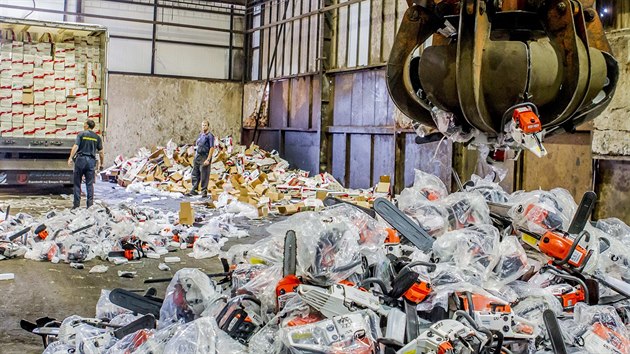 V odpadu skončilo téměř 1 700 padělků motorových pil.