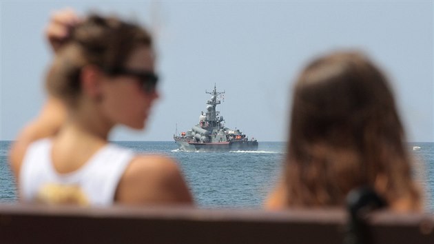 U pobe Sevastopolu mete pod narazit na rusk vlen lodi. (9. srpna 2014)