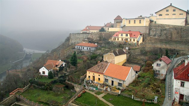 Na mst starho pemyslovskho hradu ve Znojm dnes stoj pivovar Hostan (vpravo nahoe). Dvnou historii tak u pipomn hlavn rotunda svat Kateiny.