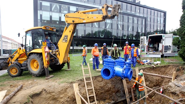 Výměna poškozené části vodovodního potrubí v pražských Dejvicích. (13. srpna 2014)