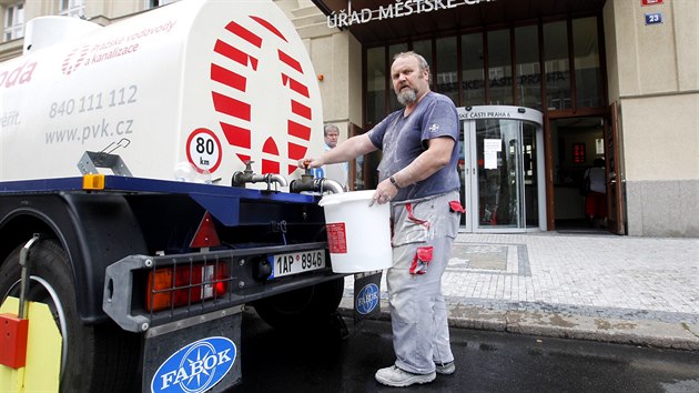 Kvůli prasklému potrubí je na Praze 6 asi sto tisíc lidí bez vody. (13. srpna 2014)
