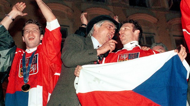 Ji lgr, Ivan Hlinka a Dominik Haek oslavuj nagansk zlato. (1998)