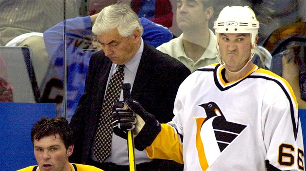 Ivan Hlinka psobil v NHL jako trenr Pittsburghu Penguins. (17. kvtna 2001)