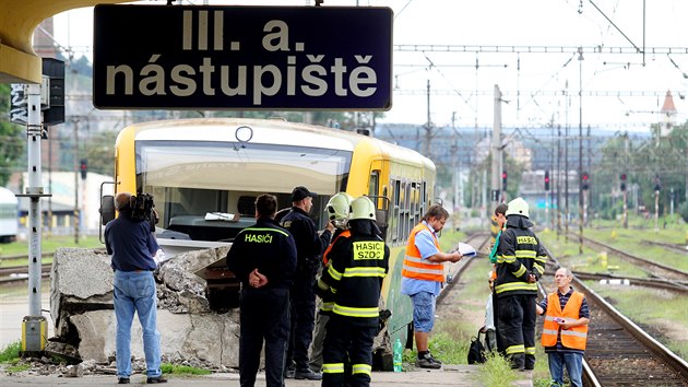 Osobní vlak na Smíchovském nádraží zastavil až o zarážedlo. (18. srpna 2014)