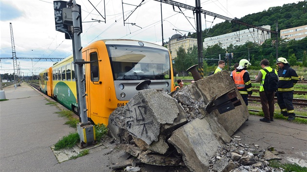 Osobní najel do zaráedla slepé koleje a vykolejil.