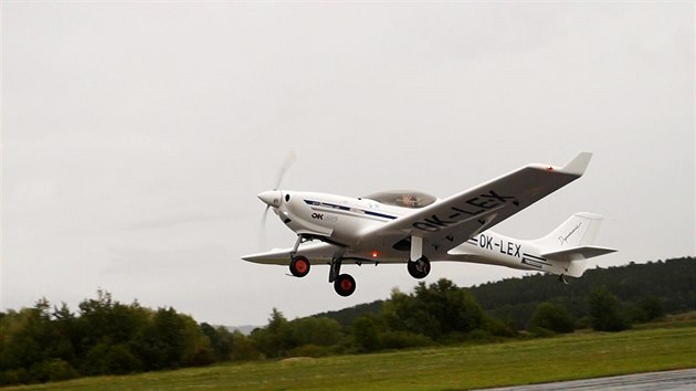 Dynamic WT-9 s pilotem Jim Pruou se odlepil od zem smr Ostrovy Baltskho moe. Zpt na stejnm mst bude v pondl 18.srpna.