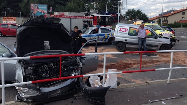 Pi srce aut v praskch Kyjch byli zranni dva lid (19. srpna 2014).