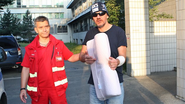 Michala Hrzu u nel v Ostrav, v pondl asn rno zrannho zpvka pevezli na rehabilitaci. (11. srpna 2014)