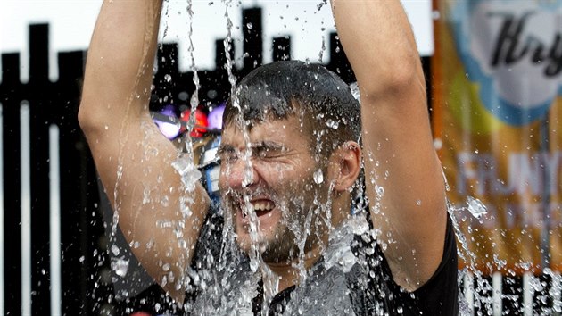 Marek Ztracený na sebe leje kbelík s ledovou vodou v rámci výzvy spjaté s nemocí ALS. Výzvu Richarda Krajča přijal na festivalu Kryštof Kemp ve Svojšicích (16. srpna 2014)