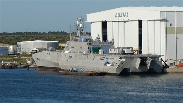 Futuristický trimaran USS Independence je rozpadajícím se výsledkem projektu Littoral Combat Ship.