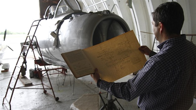 Josef Miřácký drží v ruce podrobný nákres MiGu-15.
