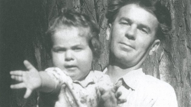 Zhruba ron Ondej Mikulek se svm otcem, bsnkem Oldichem Mikulkem, v brnnskm parku Lunky v roce 1954.