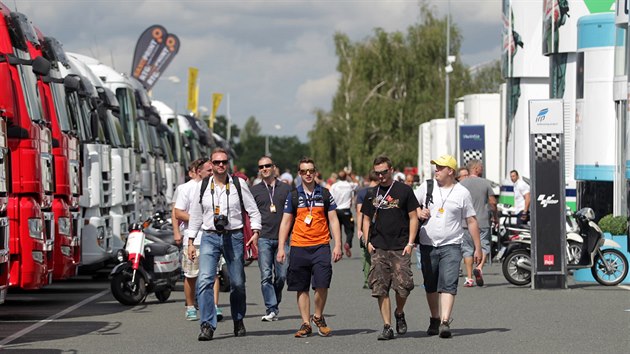 Majitel VIP vstupenek u motocyklovch stj na Masarykov okruhu (15. srpna 2014).