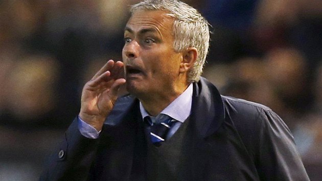 Trenr fotbalist Chelsea Jos Mourinho bhem vodnho kola Premier League v Burnley.