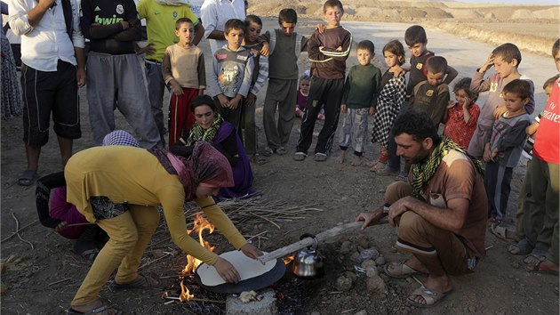 Tisce jezd, kte museli na zatku srpna opustit Sindr, se rozprchli do horskch vesnic Kurdistnu. st z nich skonila v uprchlickm tboe OSN (15. srpna 2014)