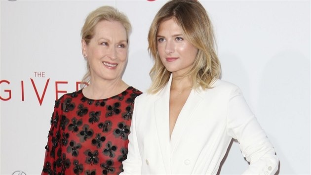 Meryl Streepová se na premiée filmu Dárce pochlubila nejmladí dcerou Louisou...