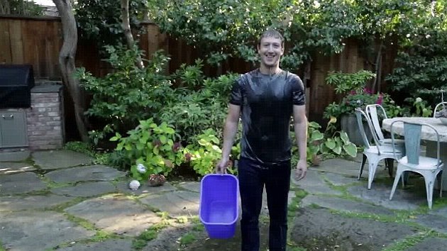 Mark Zuckeberg se polil ledovou vodou a vyzval k tomu Billa Gatese.